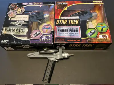 3 x TOS phasers by Art Asylum. Electronics work. Require 3x AG13 LR44 ***Additional quantities avail...