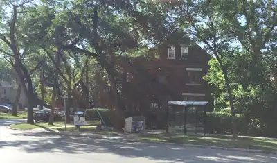 On WELLINGTON CRESCENT