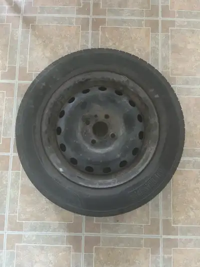 Roues 14” en très bon état. Montées avec des pneus 175/70r14 très usés. 25$ chaque, il y en à 3 de d...