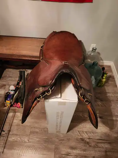 Nice old horse saddle. Was told it was a military cut back saddle but not sure. In good condition.