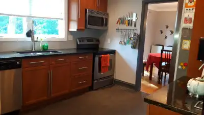Large room, two windows, hardwood floors, two double closets. All-inclusive, high-speed unlimited in...