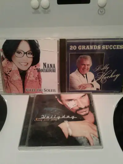 1$ Chaque CD des oldes/Musique varié 1$ Pour 2 VHS Musique varié 2$ Chaque DVD Musique varié .50 cen...