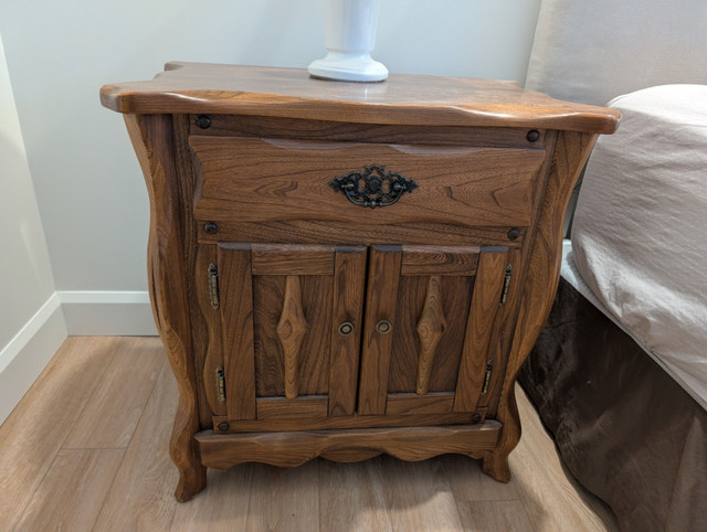 Commode et Tables de Chevet en Bois d'Orme dans Commodes et armoires  à Ville de Québec - Image 4