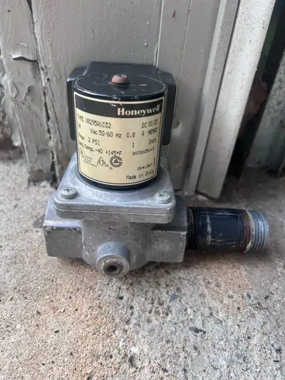 Honeywell V8295A1032  Series Solenoid Gas Valve., View more