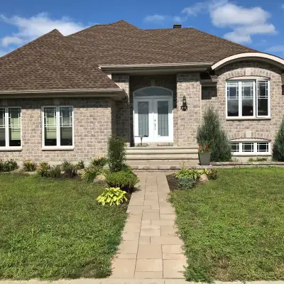 Belle maison en brique 2 coté , avec garage double Bachelor louer 960$ non chauffée. Beau secteur av...