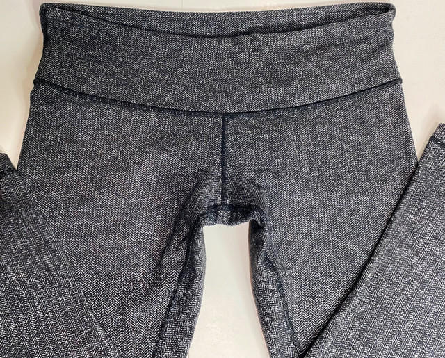 Lululemon Crop Leggings ~ Size 8 in Women's - Bottoms in Winnipeg - Image 2