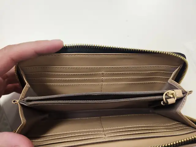 Calvin Klein Jordan Zip Continental Wallet in Women's - Bags & Wallets in Oakville / Halton Region - Image 3