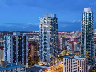 LEASE TAKEOVER – Luxury 2 Bed 2 Bath with River View in Downtown