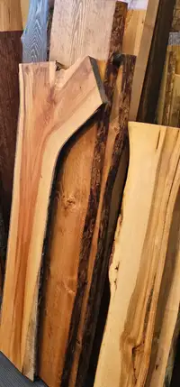 Planches de bois local prêtes pour partir 