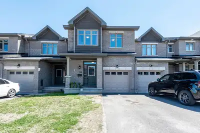 *Property Available for Nov 1st*** Address: Hawkshaw Cres (In Barrhaven, walking distancce to Barrha...
