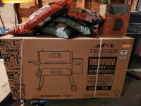New Ironwood 885 Traeger meat smoker, pellets & cover
