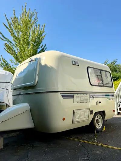 Up for sale is our 1988 Lil Bigfoot 13-foot trailer. Weighing approximately 1,050 lbs with an overal...