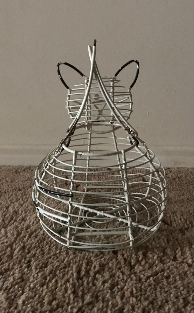 Vintage Kitty Shaped Wire Egg Basket in Holiday, Event & Seasonal in London - Image 3