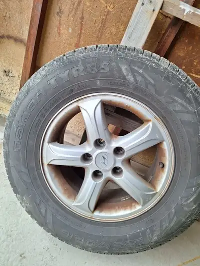 D’occasion - comme neuf PNEUS ÉTÉ NOKIAN ONE MONTÉ SUR ROUES 5 TROUS ETAIT SUR SANTA FÉE GRANDEUR 23...