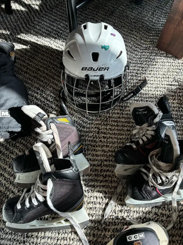 Youth Hockey Equipment in Hockey in Hamilton - Image 5