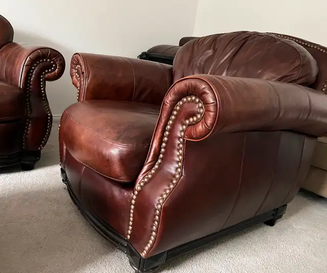 Gorgeous All Leather Loveseat, Chair and Ottoman in Couches & Futons in Kingston - Image 5