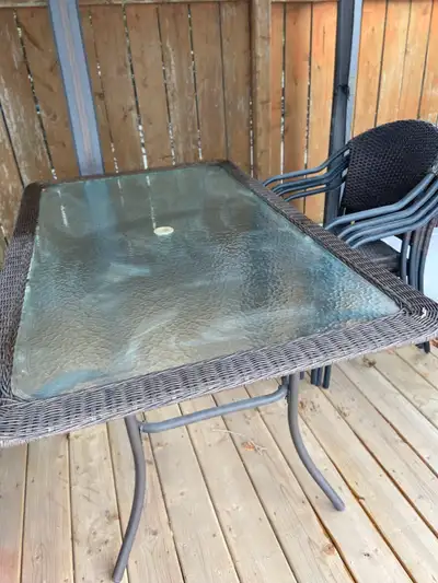 SET DE PATIO À VENDRE TABLE RECT. 62.8 X 37.8 " AVEC 4 CHAISES, View more