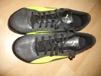 Soccer shoes chaussures  PUMA cleats -- good fit 8 men / 9 femme