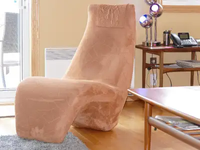 Une pièce unique d’allure futuriste dans des tons de couleur orange brulée/gingembre. Fabriqué en pl...