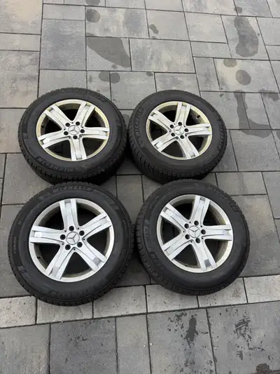 Je vends un ensemble de quatre pneus d'hiver Michelin X-Ice montés sur des jantes Mercedes-Benz GLK...