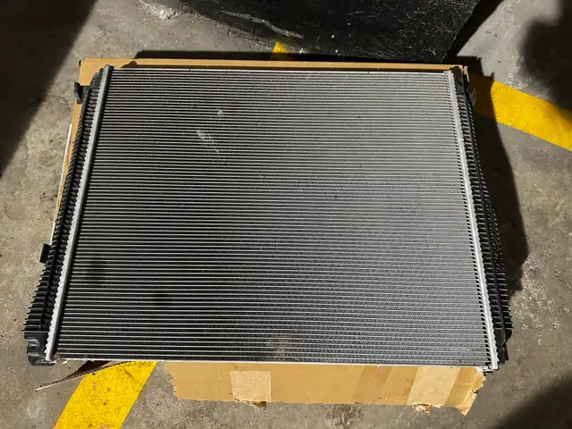 bmw radiator used Fits 330e, 330eX, 330i, 330iX, Z4 2020-2021 in Engine & Engine Parts in Markham / York Region - Image 4