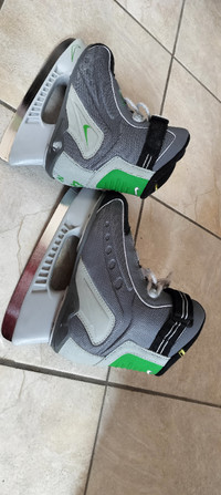 Almost new Kids Nike hockey skate Size 4