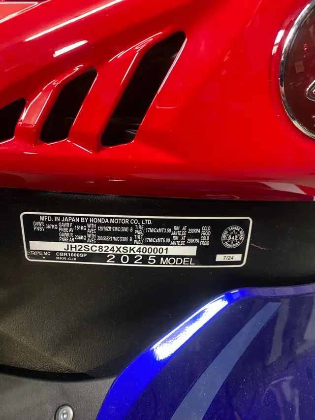 Honda CBR1000RR-R SP2 in Sport Bikes in Calgary - Image 6