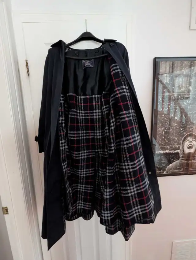 Genuine Vintage Woman's  Burberrys Trench Coat in Women's - Tops & Outerwear in Mississauga / Peel Region - Image 8