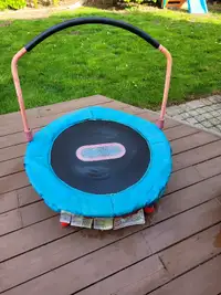 KIds mini trampoline with stabilizing handle