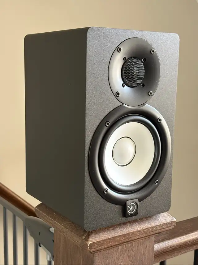 Yamaha HS5 Studio Monitor in Pro Audio & Recording Equipment in London - Image 2