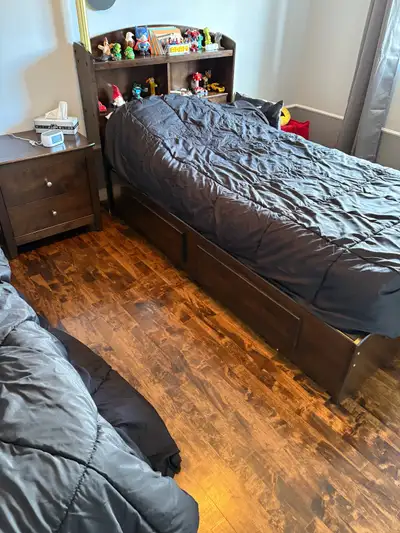 Bedroom set/ chambre a couche, View more