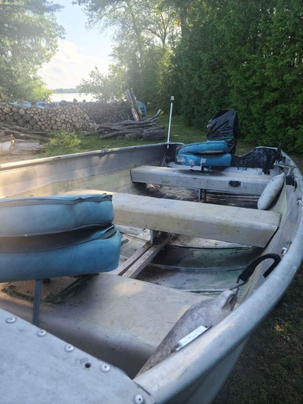 14 Feet fishing boat / Mercury motor / trailer and life jackets Powerboats & Motorboats