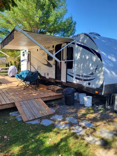 Set up avec roulotte Shadow Cruiser 2014, 31pieds + Gazebo ,cart de golf + cabanon + coin pour le fe...