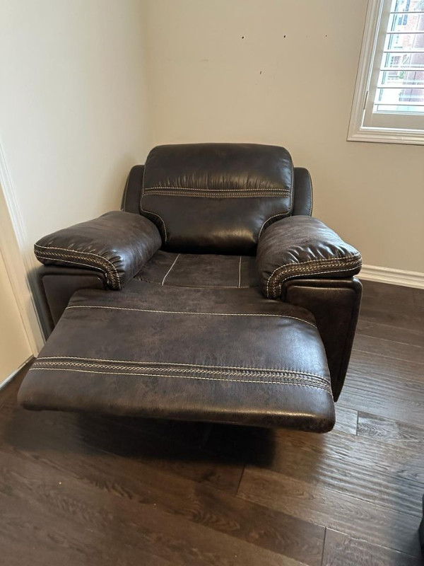 Real Leather Electric Recliner. in Chairs & Recliners in Woodstock - Image 4