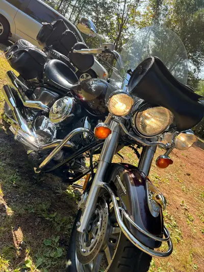 Superbe VStar 1100 tout équipé pneus arrières neufs prête pour l’été tout c’est entretien à jour Trè...