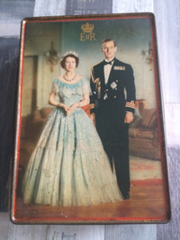 Boîte de métal avec photo de la Reine Elisabeth 2 de 1952.  10 1