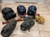 Variété d’équipement de baseball casque, bâton et gants 