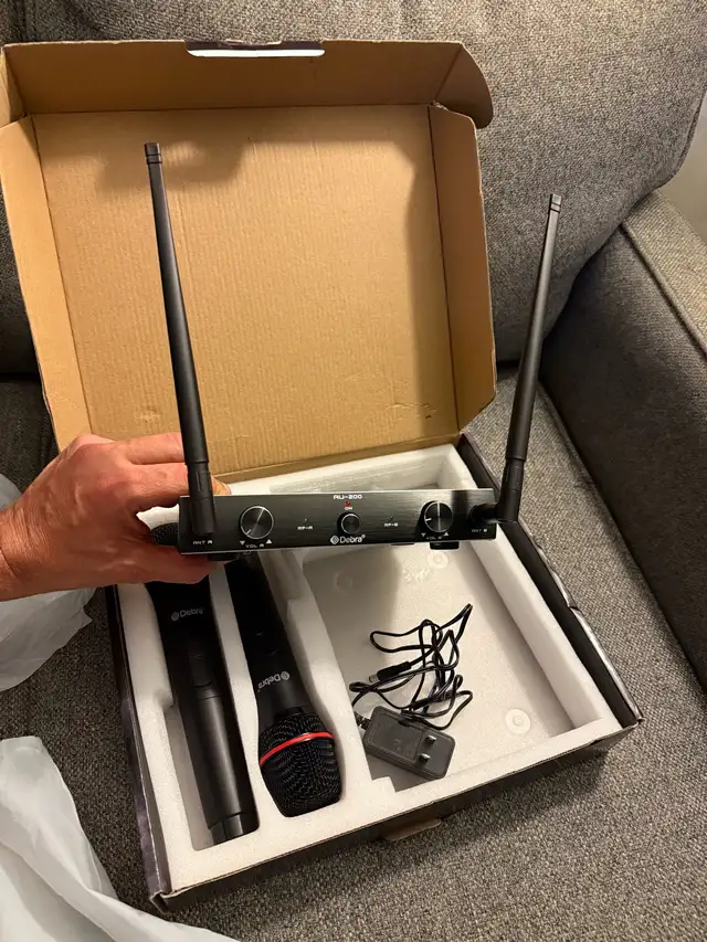 Debra AU-200 UHF Witeless dual Microphones in Pro Audio & Recording Equipment in City of Toronto - Image 4