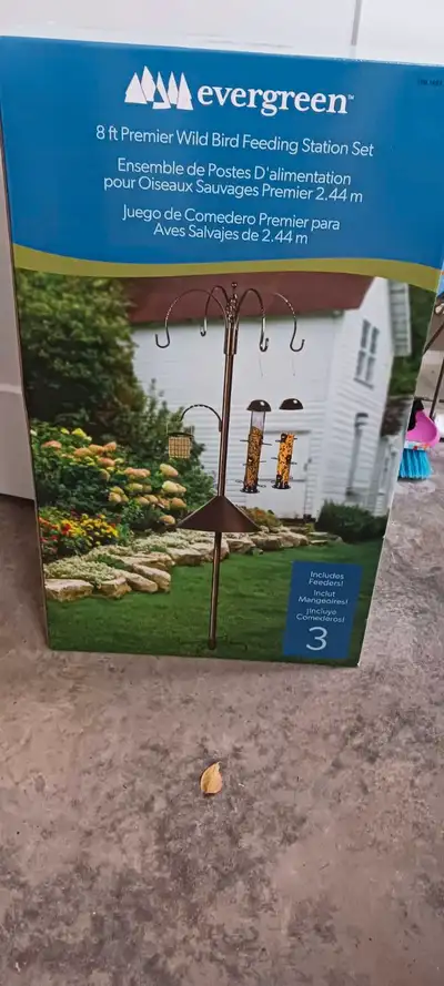 Brand new in the box 8 ft premier wild Bird feeding station set. Bought from Costco.in moncton just...
