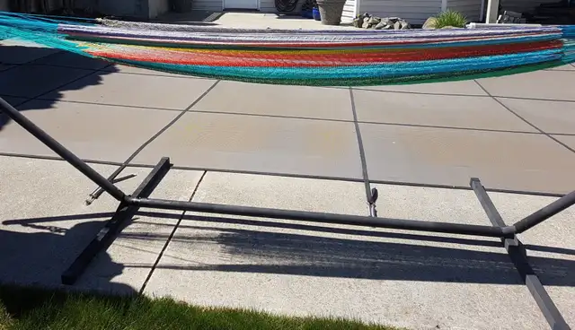 Vivere Canada Steel 3-Beam Hammock Stand with Mayan Hammock in Patio & Garden Furniture in Kamloops - Image 5