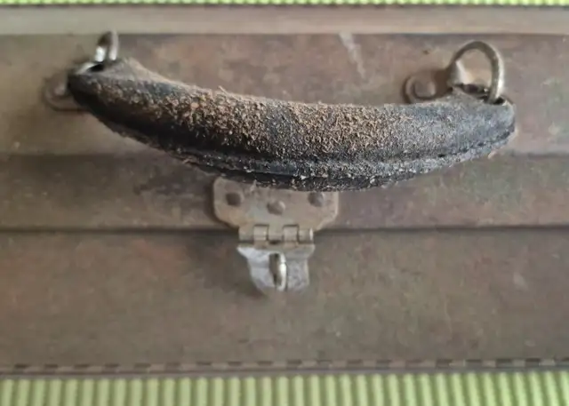 Antique armory tool chest in Tool Storage & Benches in Oakville / Halton Region - Image 3