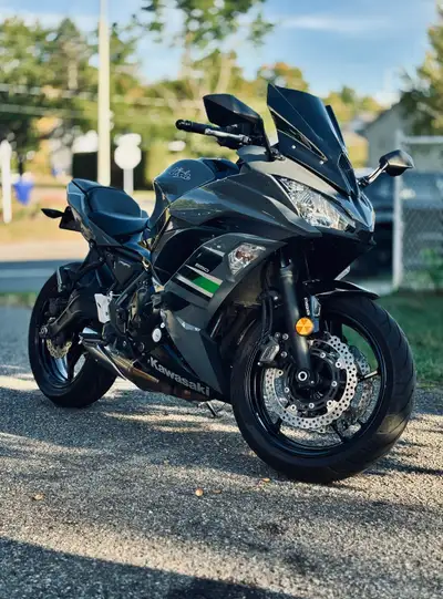 Kawasaki Ninja 650 ABS 2018, modèle gris, 2e propriétaire, toujours très bien entretenue. C’est une...