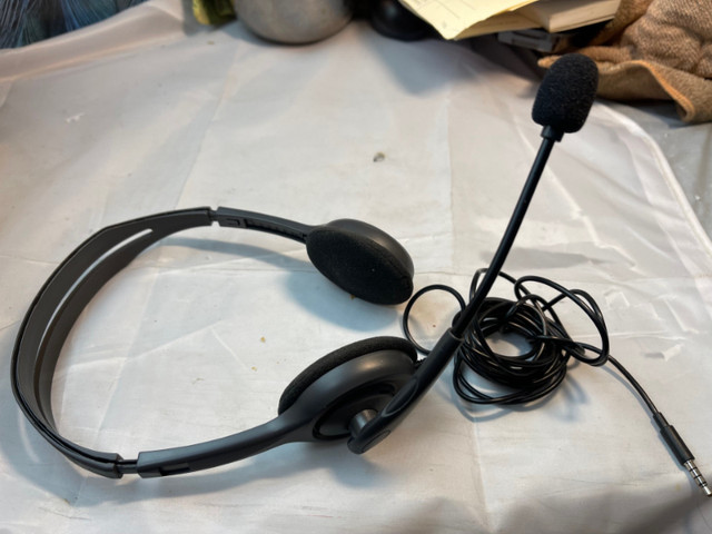 BRAND NEW LOGITECH WIRED HEADSET STEREO HEADPHONES & MIC #V1097 in General Electronics in Edmonton