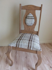 Chaise style antique en bois, faite à la main.