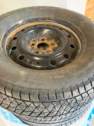4 Pneu hiver 225/70/r16 avec jantes Utilisés 2 hivers +\- 10 miles km 50.$ chacun