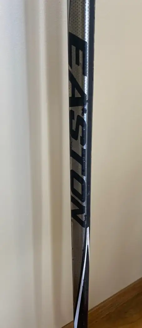 Easton hockey stick in Hockey in Winnipeg - Image 3