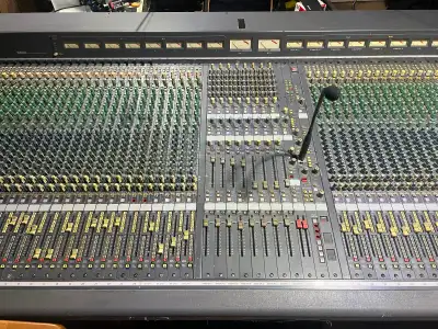Yamaha PM4000 with one power supply used in my non smoking studio. good condition with 2 minor issue...