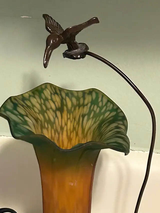 Tiffany Style Tulip Glass Lamp Shade With Humming Bird in Indoor Lighting & Fans in Oshawa / Durham Region - Image 8