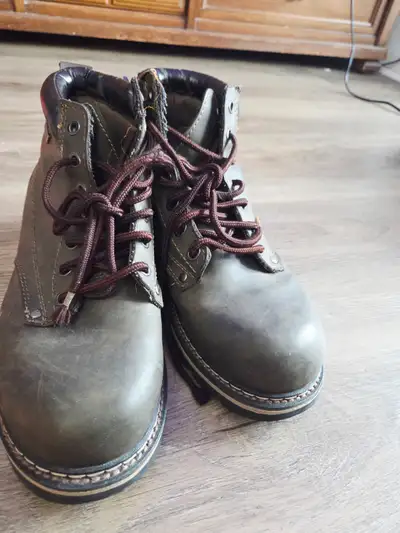 Men’s Dexter Oil & Skid Resistant Waterproof Ankle Boots Size 9, View more