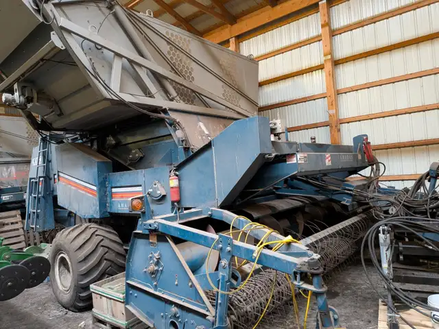 Amadas Bean Combines in Farming Equipment in Portage la Prairie - Image 2